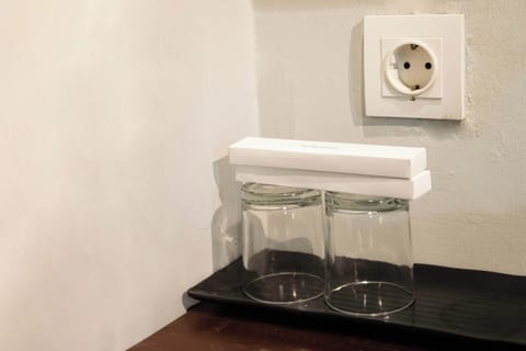 Cookware/dishes/utensils, dining tables