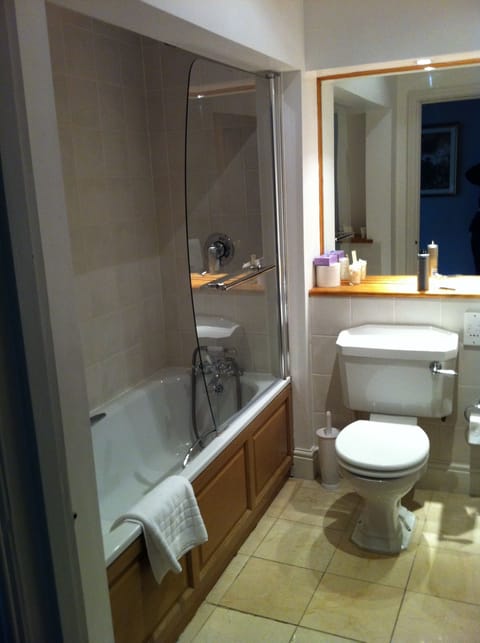 Suite | Bathroom | Combined shower/tub, designer toiletries, hair dryer, bathrobes