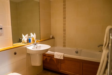 Junior Suite | Bathroom | Combined shower/tub, designer toiletries, hair dryer, bathrobes