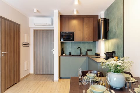 Grand Studio | Private kitchenette | Fridge, microwave, stovetop, electric kettle