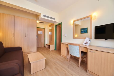 Suite with balcony, Park side | Living area | TV