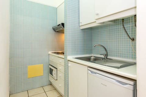 Studio (T0) | Private kitchen | Microwave, stovetop, electric kettle, cookware/dishes/utensils