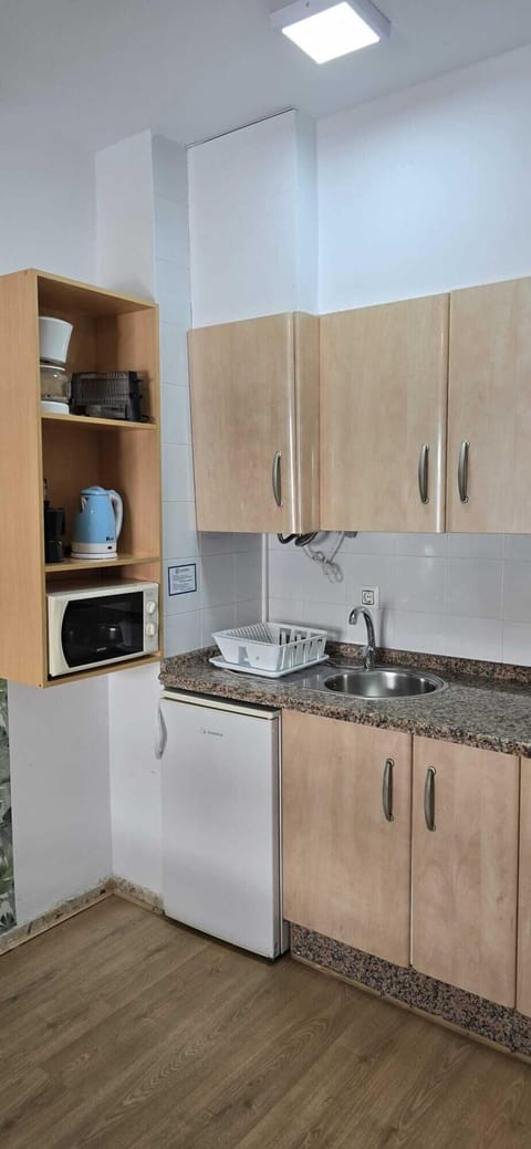 Studio | Private kitchenette | Fridge, microwave, stovetop, coffee/tea maker