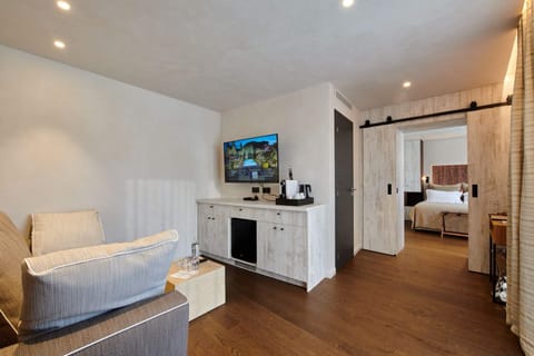 Pool Suite | Living room | 55-inch flat-screen TV with satellite channels, tablet, Netflix