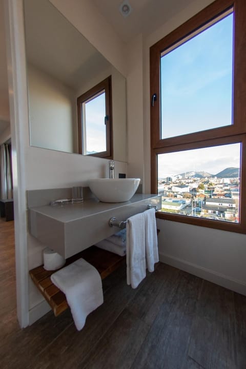 Luxury Studio Suite | Bathroom