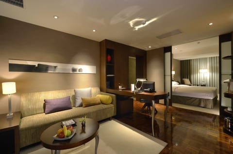 Suite, 1 King Bed, Non Smoking | Minibar, in-room safe, desk, laptop workspace