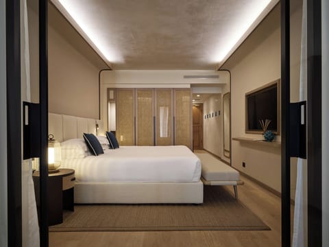 Exclusive Suite, Sea View | Premium bedding, minibar, in-room safe, desk