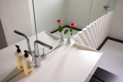 Family Suite | Bathroom | Combined shower/tub, jetted tub, designer toiletries, hair dryer