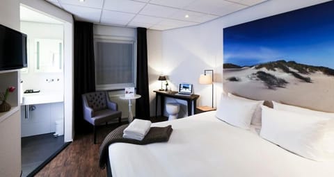 Premium bedding, free minibar, in-room safe, desk