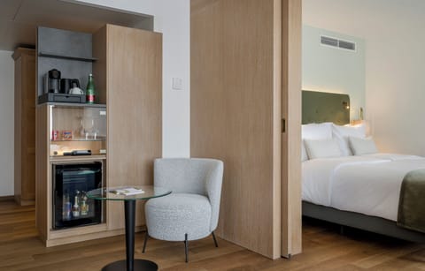 Deluxe Suite | Hypo-allergenic bedding, minibar, in-room safe, desk