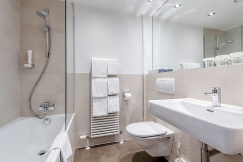 Combined shower/tub, free toiletries, hair dryer, towels