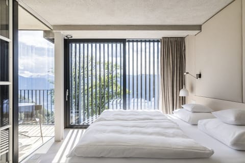 Hypo-allergenic bedding, down comforters, in-room safe, desk