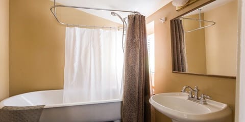 Room (Ken's Safari Room) | Bathroom | Combined shower/tub, rainfall showerhead, hair dryer, towels