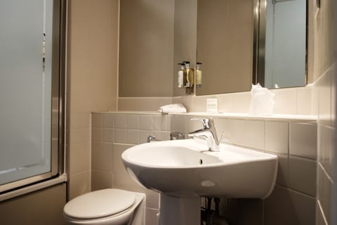 Standard Double or Twin Room | Bathroom | Combined shower/tub, free toiletries, hair dryer, towels