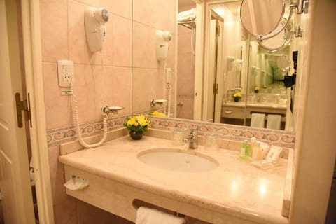 Panoramic Single Room | Bathroom | Combined shower/tub, rainfall showerhead, free toiletries, hair dryer