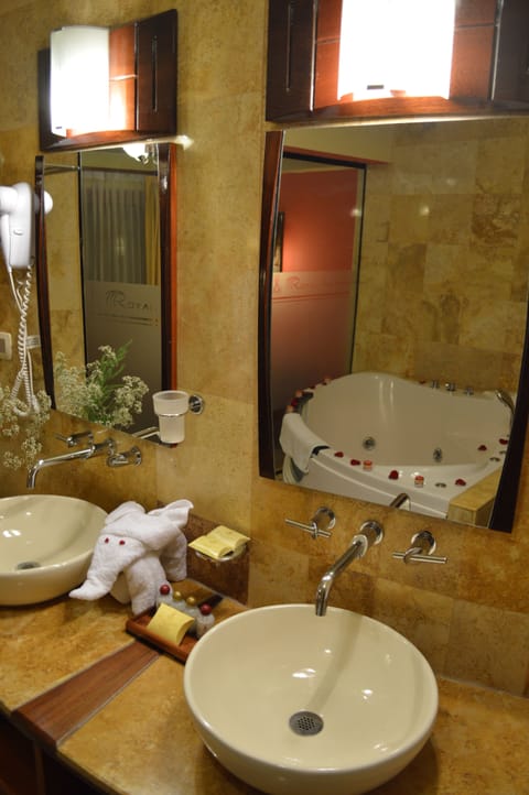 Presidential Suite | Minibar, in-room safe, soundproofing, iron/ironing board