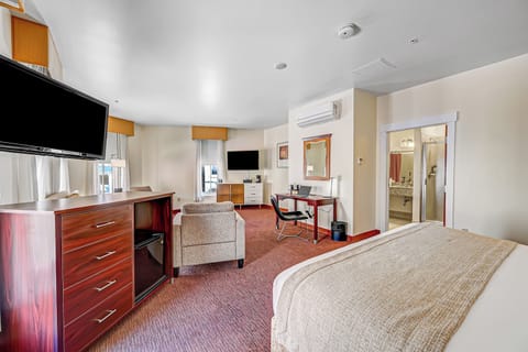 Junior Studio Suite | Pillowtop beds, in-room safe, desk, iron/ironing board