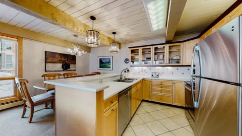 Gold Room, 2 Bedrooms | Private kitchen | Fridge, microwave, stovetop, dishwasher