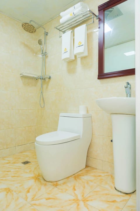 Standard Room | Bathroom