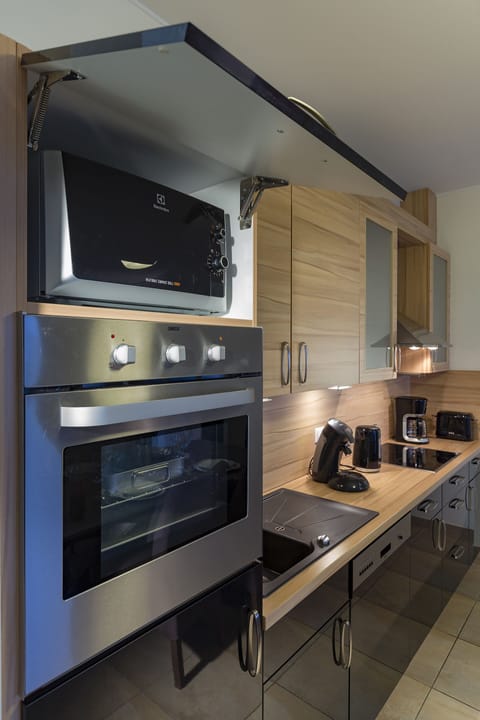 Deluxe Apartment | Private kitchen | Fridge, dishwasher, electric kettle, toaster