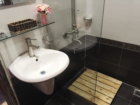 Superior Room | Bathroom | Combined shower/tub, free toiletries, hair dryer, slippers