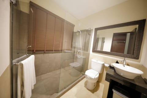 New Leopard Grand Deluxe | Bathroom | Shower, free toiletries, hair dryer, slippers