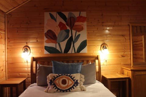 Premier Cabin, 2 Bedrooms, River View | Free WiFi, bed sheets