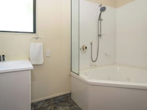 Two Bedroom Apartment | Bathroom | Eco-friendly toiletries, hair dryer, towels, soap