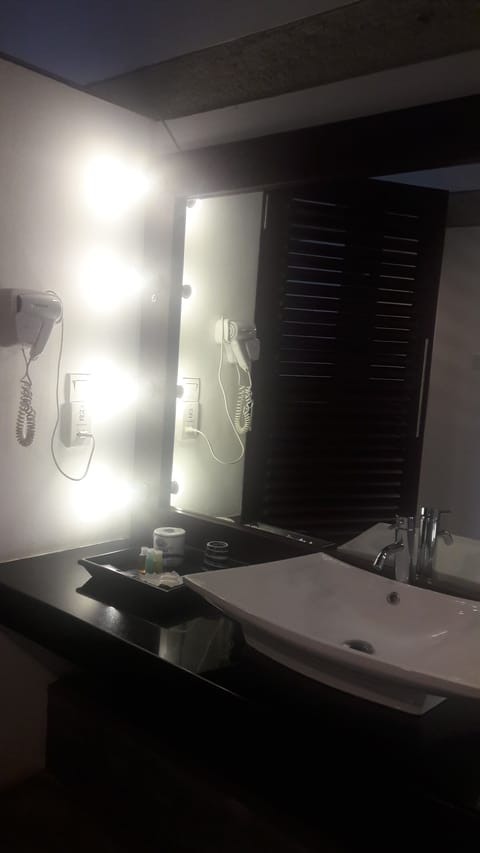 Luxury Villa | Bathroom | Bathtub, free toiletries, hair dryer, bidet