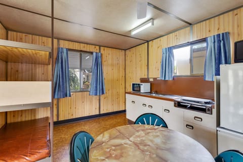 Economy Bungalow with Shared Bathroom | In-room dining