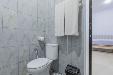 Deluxe Double Room | Bathroom | Shower, hydromassage showerhead, towels