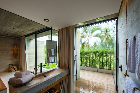 Luxury Suite | Bathroom | Shower, rainfall showerhead, eco-friendly toiletries, hair dryer