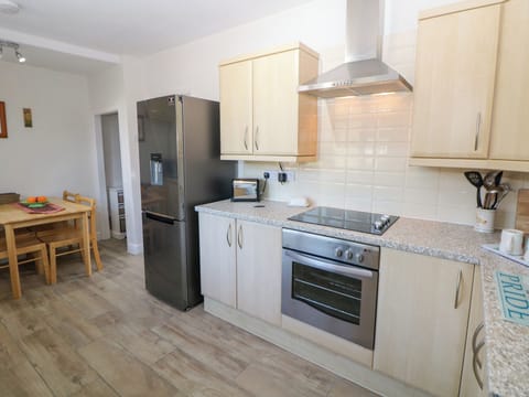 Cottage | Private kitchen | Fridge, electric kettle, toaster, cookware/dishes/utensils