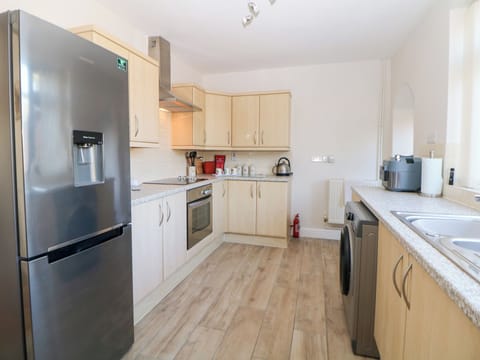 Cottage | Private kitchen | Fridge, electric kettle, toaster, cookware/dishes/utensils