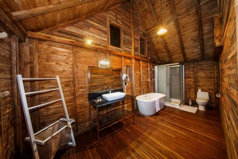 Wooden Chalet with Free Benefits | Bathroom | Combined shower/tub, deep soaking tub, rainfall showerhead