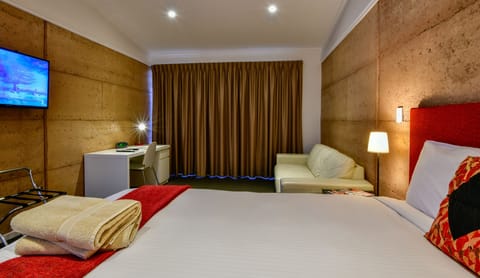 Deluxe Room | Soundproofing, iron/ironing board, free WiFi, bed sheets