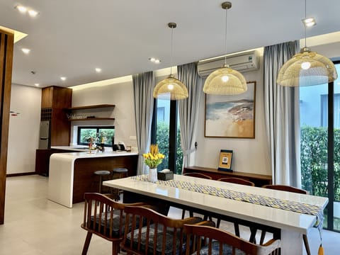 Signature Villa | Private kitchen | Full-size fridge, microwave, stovetop, dishwasher