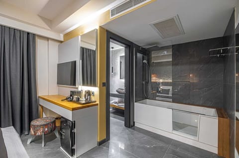 Royal Room | Premium bedding, minibar, in-room safe, individually decorated