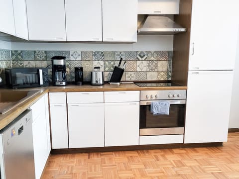 Standard Apartment, Ground Floor | Private kitchen | Microwave, stovetop, toaster, highchair