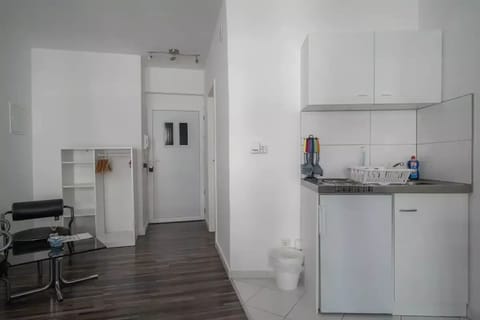 City Apartment | Private kitchen | Fridge, stovetop, electric kettle, cookware/dishes/utensils