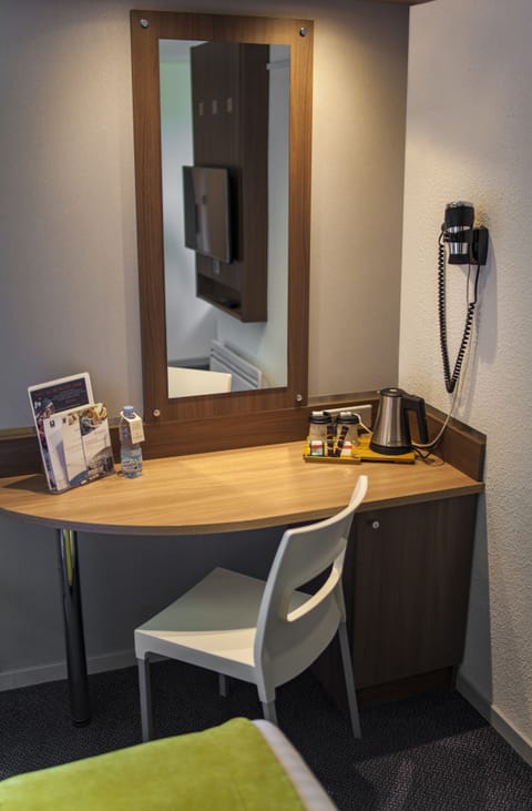 Premium bedding, in-room safe, desk, blackout drapes