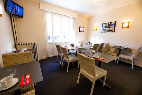 Daily continental breakfast (EUR 10 per person)