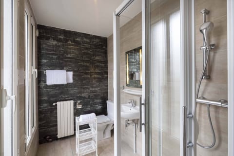 Superior Double Room | Bathroom | Shower, eco-friendly toiletries, hair dryer, towels