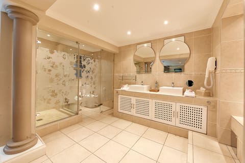 Manor Suite | Bathroom | Free toiletries, hair dryer, bathrobes, slippers