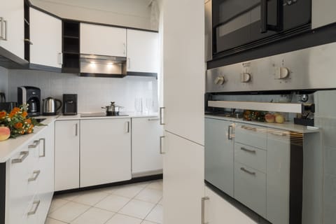 Deluxe Apartment | Private kitchen | Fridge, oven, dishwasher, electric kettle