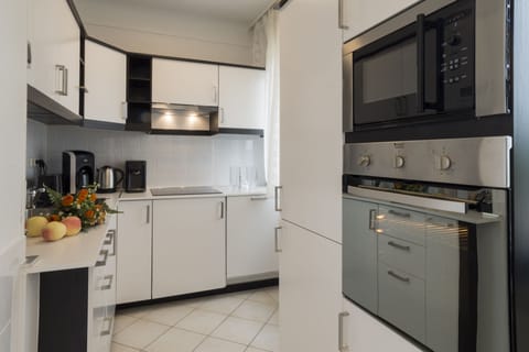 Deluxe Apartment | Private kitchen | Fridge, oven, dishwasher, electric kettle