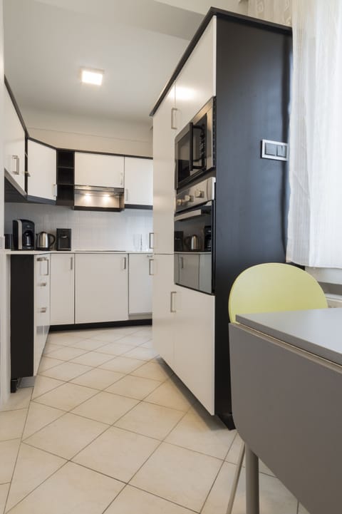 Deluxe Apartment | Private kitchen | Fridge, oven, dishwasher, electric kettle