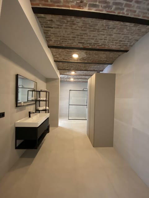 Business Double Room | Bathroom | Hair dryer, towels