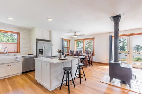 House (3 Bedrooms) | Private kitchen | Fridge, microwave, oven, stovetop