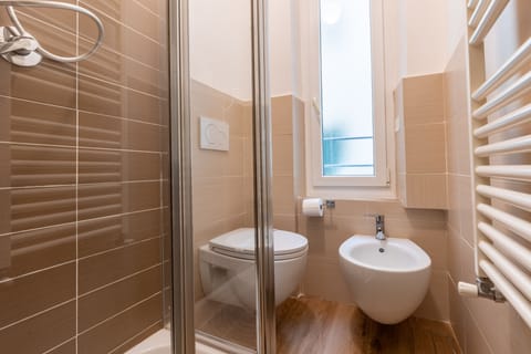 Double or Twin Room, Non Smoking, Private Bathroom | Bathroom | Shower, free toiletries, hair dryer, bathrobes